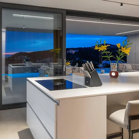 Infinity With Infinity Pool, Sea View فيلة