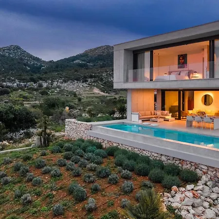 Infinity With Infinity Pool, Sea View فيلة