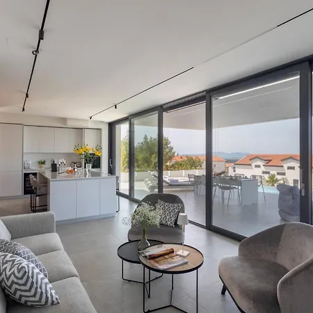 Infinity With Infinity Pool, Sea View فيلة